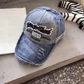 Vista macro del cappellino vintage grigio con ricamo RockShade e dettagli in denim usurato - Grigio