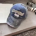 Vue détaillée d'une casquette vintage en denim vieilli avec broderie RockShade - Bleu marine