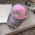 Dettaglio cappello baseball vintage con patchwork rosa e grigio e ricami in rilievo - Rosa