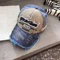 Détail de la casquette patchwork vintage avec lettres brodées et bordure effet usé - Kaki