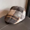 Nahaufnahme der braunen Karo-Schiebermütze mit dicker Wolltextur und klassischem Muster - Verstellbar / Beige Kaffee