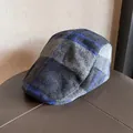 Detailansicht der grau-blauen Schiebermütze mit kariertem Wollstoffmuster - Verstellbar / Graublau