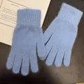Detail von hellblauen Strickhandschuhen mit weichem Kaninchenhaar und Rippbündchen - Einheitsgröße / Blau