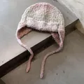 Detail der Strickmütze mit Ohrenklappen aus buntem Mischgarn und weicher Mohair-Textur - Einheitsgröße / Rosa
