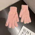 Gros plan de gants roses en fausse fourrure avec poignets en tricot côtelé chaud - Rose