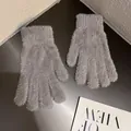 Détail de gants en maille pelucheux gris foncé avec poignets élastiques côtelés - Gris