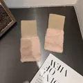 Detailansicht der warmen fingerlosen Strickhandschuhe mit weichem Kunstpelzbesatz - Khaki