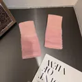 Detail der rosa gestrickten fingerlosen Handschuhe mit Plüschpelz und Rippbündchen - Rosa