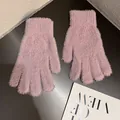 Détail de la texture des gants en peluche lavande avec poignets en maille élastique - Mauve
