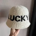 Dettaglio del cappello a secchiello bianco crema in tessuto testurizzato e ricamo Lucky - M / Bianco Sporco