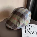 Vue détaillée de la texture en laine à carreaux d'un béret rétro vert pour hommes et femmes - M / Vert Militaire