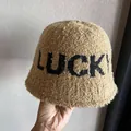Dettaglio cappello pescatore in pile color cammello con ricamo LUCKY nero - M / Cachi