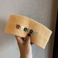 Détail d'un bandeau en tricot jaune gingembre avec lettrage energy et texture côtelée - Light jaune