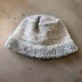 Vista detallada de la lana boucle gris y textura de punto de este sombrero de pescador - M (56-58cm) / Degradado Gris Claro