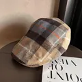 Gros plan sur le tissu à carreaux rétro beige et marron d'une casquette plate - M / Kaki