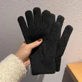 Detailansicht der schwarzen Strickhandschuhe mit elastischem Rippbündchen - Einheitsgröße / Schwarz