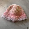 Primer plano de tejido de punto bouclé suave con hilos en degradado rosa y naranja - M (56-58cm) / Degradado Rosa Naranja