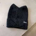 Detail der schwarzen Katzenohr-Beanie mit weichem Kunstkaninchenfell und Markenetikett - Schwarz