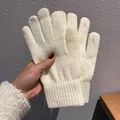 Nahaufnahme cremefarbener Strickhandschuhe mit Fingeröffnungen für Touchscreens - Einheitsgröße / Gebrochenes Weiß