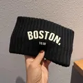 Dettaglio della fascia in maglia nera con scritta Boston 1630 bianca e trama a costine - Nero