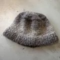 Vista superior detallada de sombrero de pescador de punto gris con hilo rizado texturizado - M (56-58cm) / Degradado Café