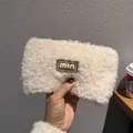 Λεπτομερής όψη μπεζ τσάντας teddy fleece με μινιμαλιστικό καφέ δερμάτινο σήμα - Ζαχαρί