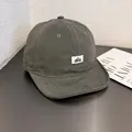 Dettaglio del cappellino da lavoro in tela grigio scuro con toppa grafica di montagna - Regolabile / Grigio