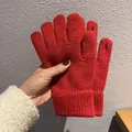 Detail von leuchtend roten Strickhandschuhen mit gerippten Bündchen und warmem Material - Einheitsgröße / Rot