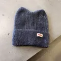 Detailaufnahme der grauen Strickmütze mit Katzenohren und Martin-Logo-Patch - Grau