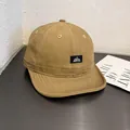 Dettaglio del cappello in tela kaki a tesa corta con patch logo e motivo di montagna - Regolabile / Cachi