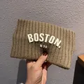 Détail du bandeau d'hiver en tricot côtelé avec broderie Boston 1630 en kaki - Kaki