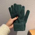 Detail der dunkelgrünen Strickhandschuhe mit dicken, winddichten Rippbündchen - Einheitsgröße / Dunkelgrün