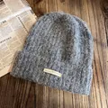 Détail du bonnet en maille gris pelucheux avec texture mohair et étiquette tissée - Taille unique (55-60cm) / Gris clair