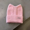 Nahaufnahme der rosa Katzenohren-Strickmütze mit weichem Webpelz und Logo-Aufnäher - Rosa