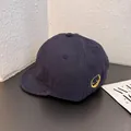 Detalle del bordado de cara sonriente amarilla en gorra de béisbol azul marino con ala corta - Ajustable / Azul marino
