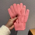 Detailaufnahme der rosa Strickhandschuhe mit elastischen Rippbündchen für Damen im Winter - Einheitsgröße / Rosenrosa