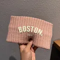 Détail du bandeau en maille rose montrant la texture côtelée et la broderie Boston 1630 - Rose