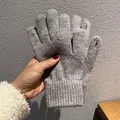 Nahaufnahme dunkelgrauer Strickhandschuhe mit Rippbündchen zeigt die feine Textur - Einheitsgröße / Grau