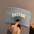 Texture détaillée du bandeau de sport bleu clair avec broderie BOSTON 1630 - Bleu