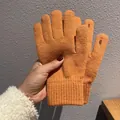 Detail der orangefarbenen Strickhandschuhe mit Touchscreen-Fingern und Rippbündchen - Einheitsgröße / Orange