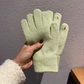 Detail von hellgrünen Strickhandschuhen mit funktionalen Fingerschlitzen für Touchscreens - Einheitsgröße / Hellgrün