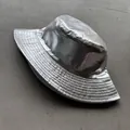 Λεπτομέρεια από ασημί μεταλλικό καπέλο bucket που δείχνει την υφή του υφάσματος και τις ραφές - M (55-58cm) / Ασημί Και Λευκό Αναστρέψιμο