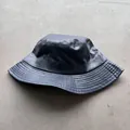 Detailansicht eines schwarzen PU-Leder-Anglerhuts mit mehrreihig genähter Krempe auf Beton - M (55-58cm) / Marineblau