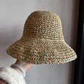 Dettaglio ravvicinato del cappello di paglia intrecciato con ricami e trama colorati - M / Cachi