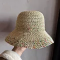 Dettaglio del cappello di paglia intrecciato a mano con accenti colorati e trama traspirante - M / Beige