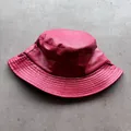 Retro dunkelrosa PU-Leder Fischerhut mit Ziernähten auf einem grauen Hintergrund - M (55-58cm) / Burgunderrot