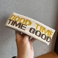 Dettaglio della fascia in maglia color crema con scritta GOOD TIME gialla e marrone - Caffè Chiaro Giallo