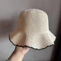 Detail van beige gebreide vissershoed met zwart contrastrandje en golvende randstructuur - M (55-58cm) / Beige
