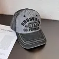Detailaufnahme der gewaschenen Baumwoll-Basecap mit Brosville-Stickerei und Flicken-Details - Verstellbar / Holzkohle Schwarz