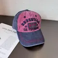 Nahaufnahme einer Vintage-Baseballkappe mit Kontrastnähten und 3D-Stickereien im Detail - Verstellbar / Burgunderrot